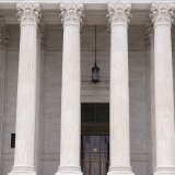Les six magistrats conservateurs de la Cour suprême ont jugé, contre l'avis des trois progressistes, contraire à la Constitution les procédures d'admission sur les campus prenant en compte la couleur de la peau ou l'origine ethnique des candidats....